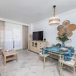 - Marina Banus, Puerto Banus, 2br Location, Pool & Parking Apartamento